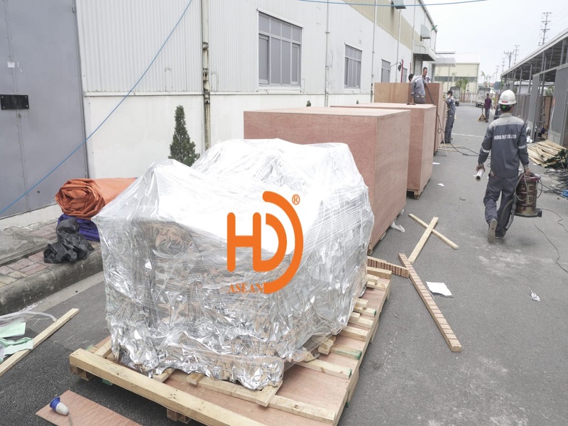 Nguyên liệu sử dụng trong quá trình đóng thùng gỗ pallet có nguồn gốc xuất xứ rõ ràng và được xử lý chống mối mọt, sấy khô, hun trùng theo tiêu chuẩn quốc tế, đặc biệt thích hợp cho các đơn vị có nhu cầu xuất khẩu. Đội ngũ nhân viên lành nghề của HD ASEAN, cùng với hệ thống phương tiện và máy móc hiện đại, đảm bảo việc đóng pallet và thùng gỗ được thực hiện một cách chuyên nghiệp và hiệu quả nhất. Hãy liên hệ với chúng tôi để được tư vấn và nhận báo giá tốt nhất cho dịch vụ đóng thùng gỗ pallet tại các khu vực trên toàn quốc.