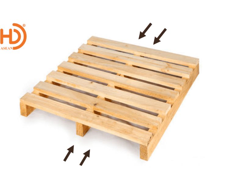 Sử dụng pallet gỗ 2 chiều nâng